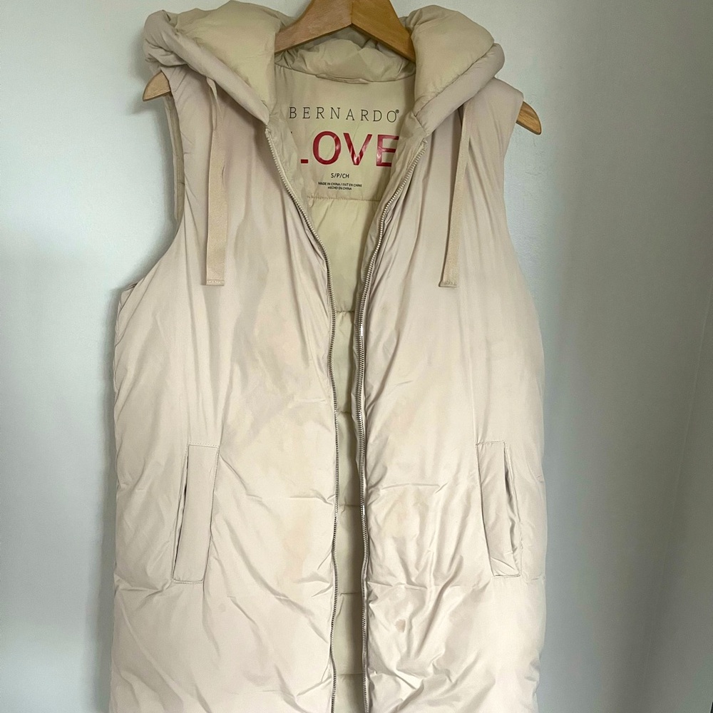 Long puffer vest, cream, small (runs large)
Insulation=recycled plastic bottles